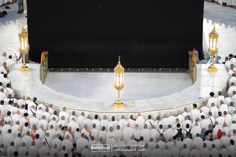 هل الحِجر جزء من الكعبة؟ وما قصة شكله الحالي؟