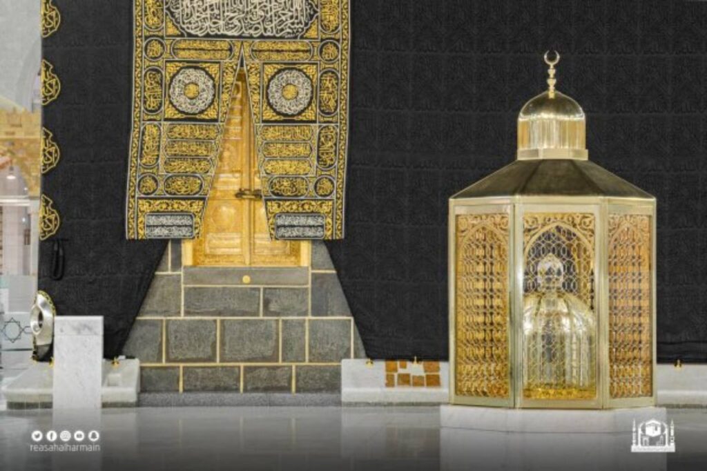مقام إبراهيم قرب الكعبة المشرفة