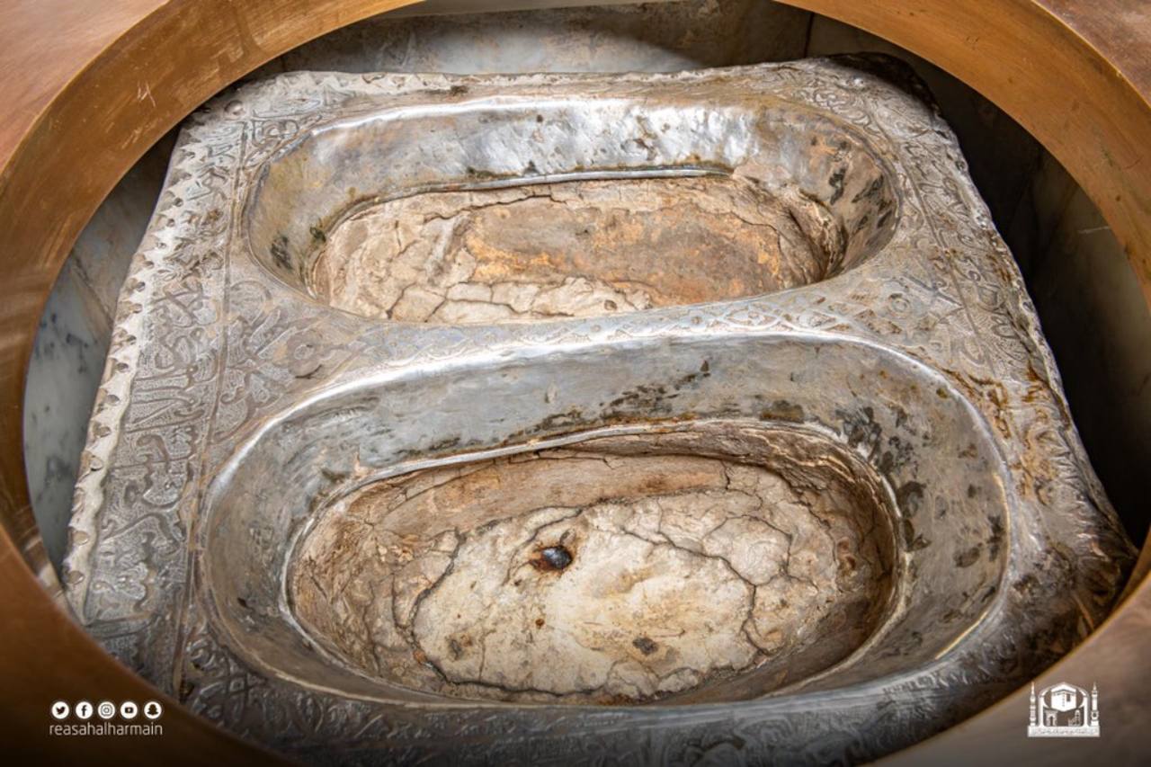 آثار القدمين في حجر مقام إبراهيم