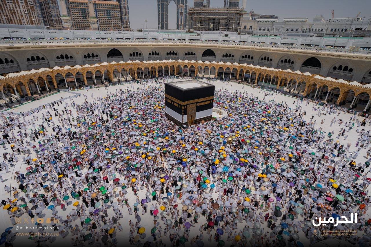 الطائفون حول الكعبة المشرفة