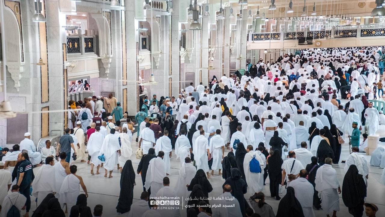الحجاج والمعتمرون في المسعى