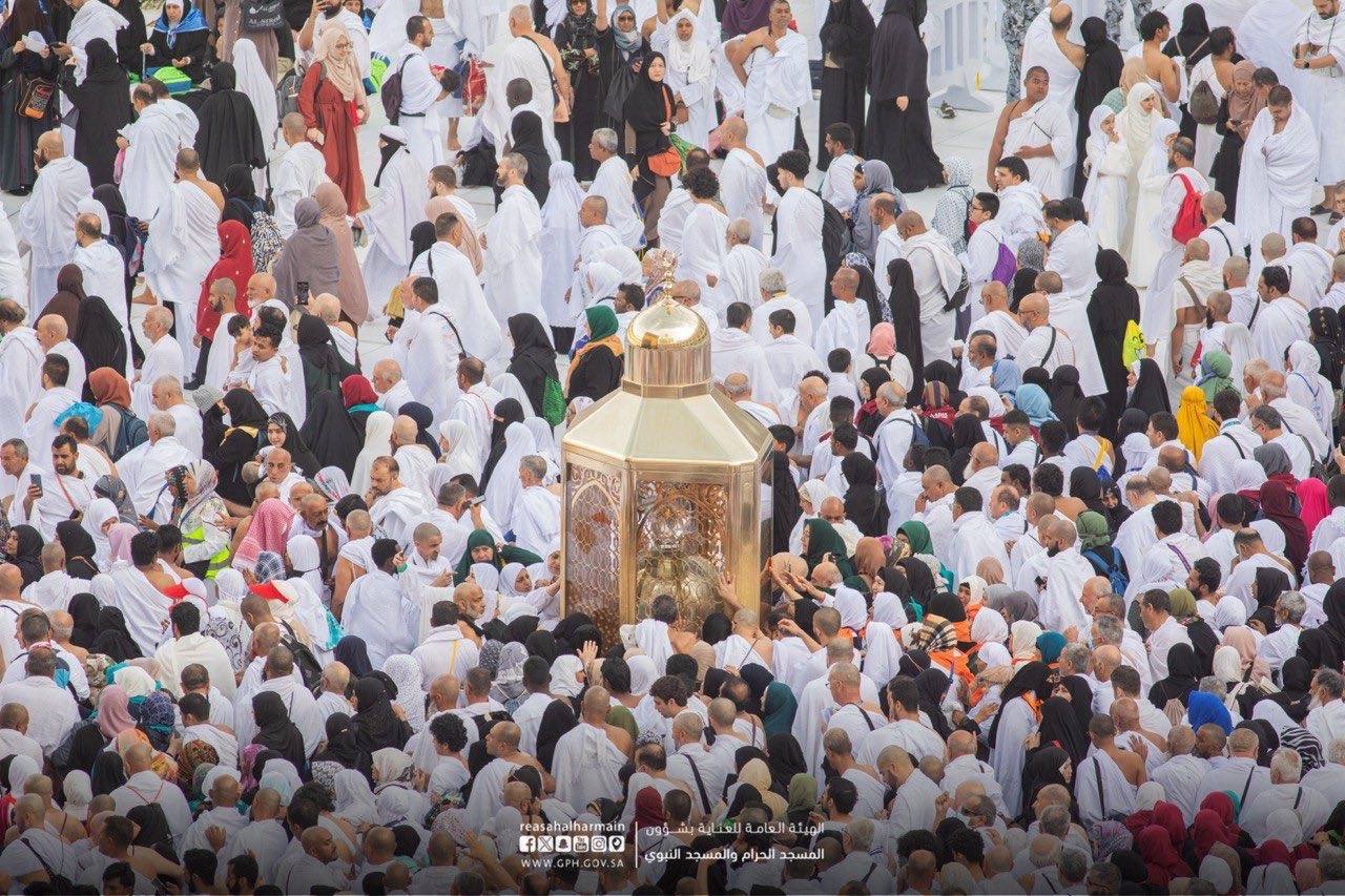 مقام إبراهيم بين زوار المسجد الحرام