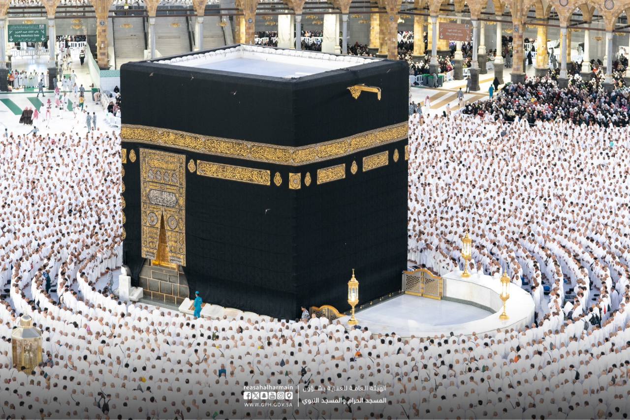 الكعبة المشرفة والحِجر في صحن المطاف