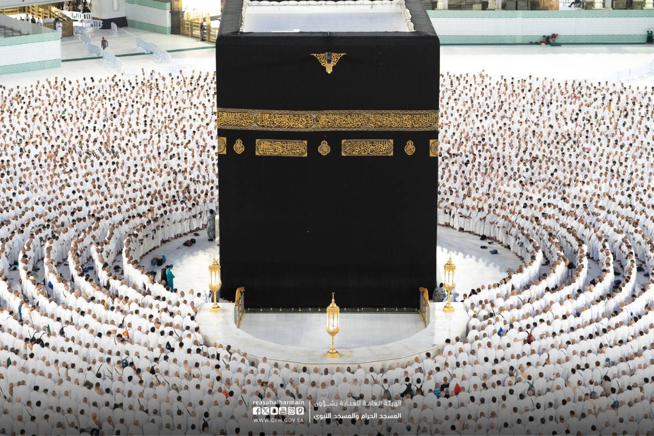 الحِجر والطائفون حول الكعبة
