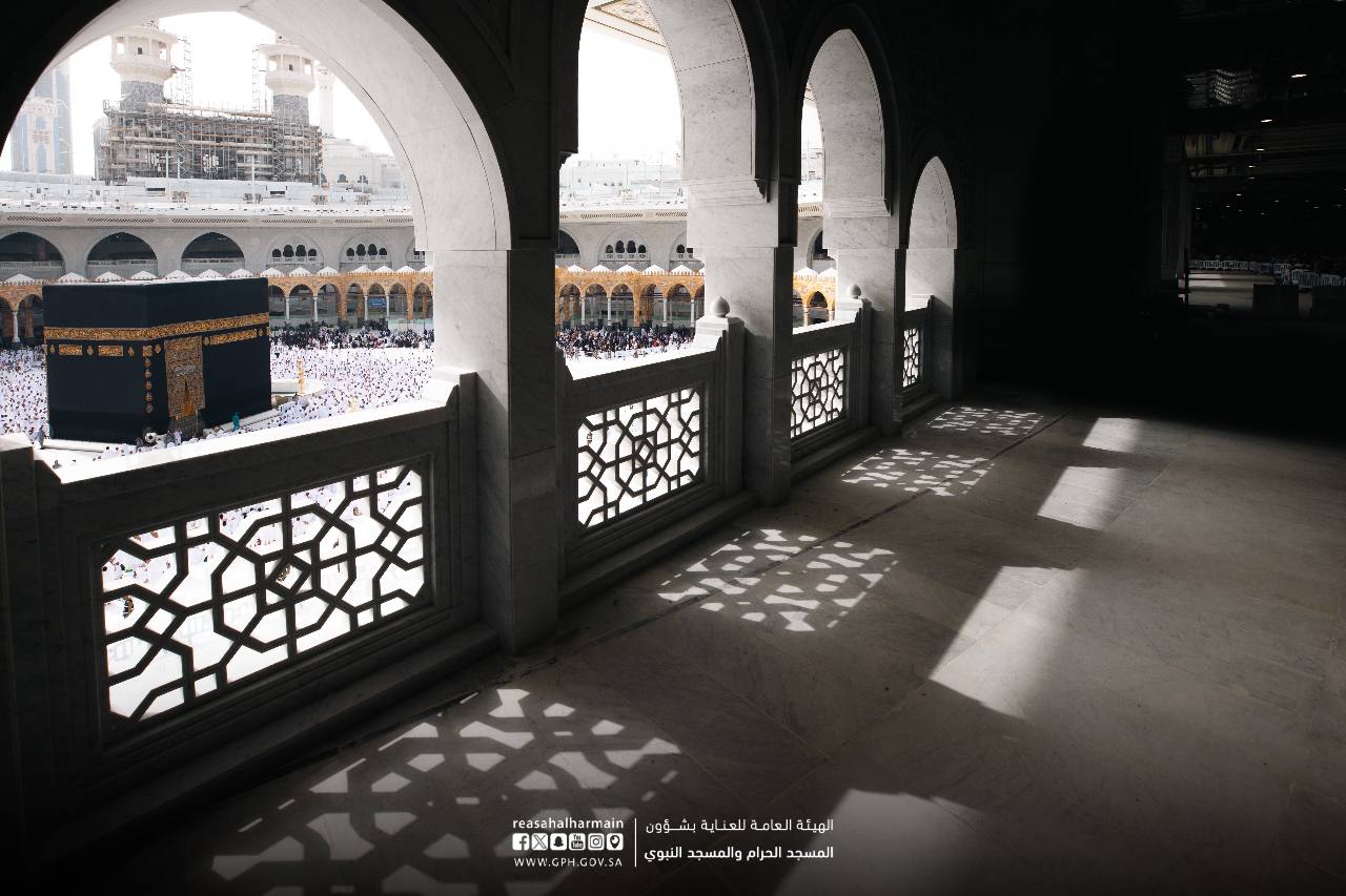أروقة المسجد الحرام المطلة على الكعبة