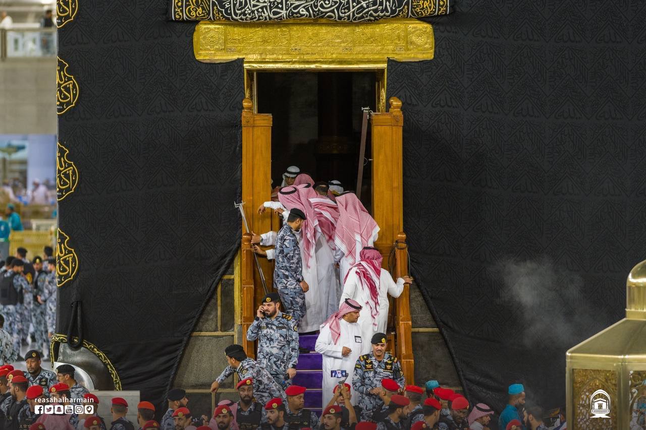 باب الكعبة المشرفة مفتوحًا