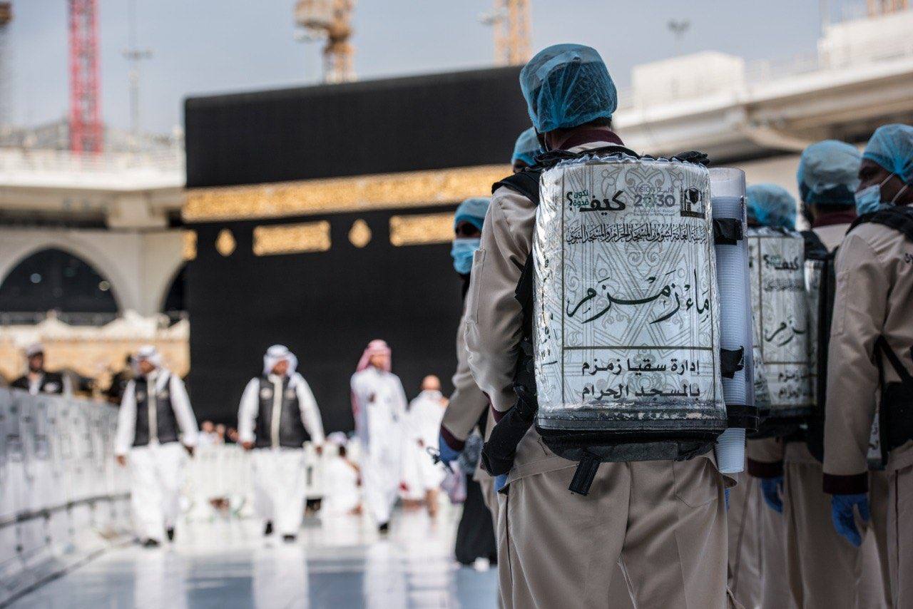 العاملون في سقيا زمزم بالمسجد الحرام