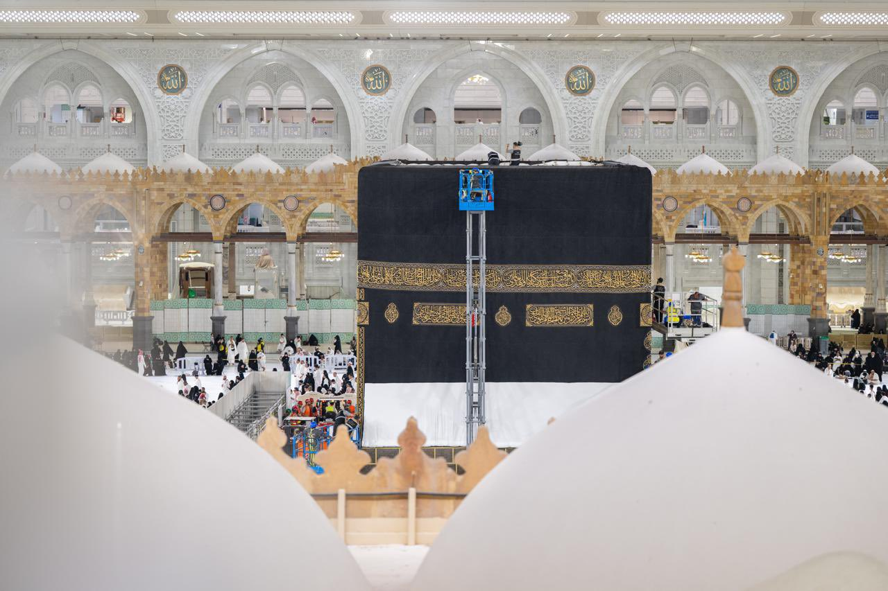 تركيب كسوة الكعبة المشرفة